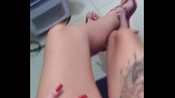 Novinha mostrando os pezinhos Feet 36 Brasil podo (2)