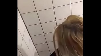 2 meisjes in de wc spy